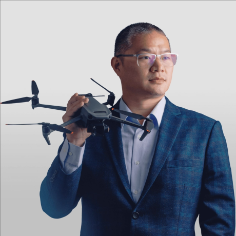 Ace 周振家穿著西裝、手持無人機的個人專業照片
